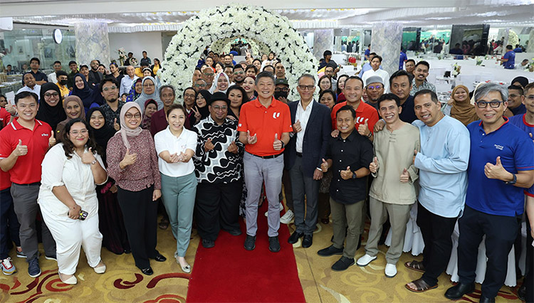 FairPrice Group donates $40,000 to MENDAKI and breaks fast with beneficiaries this Ramadan