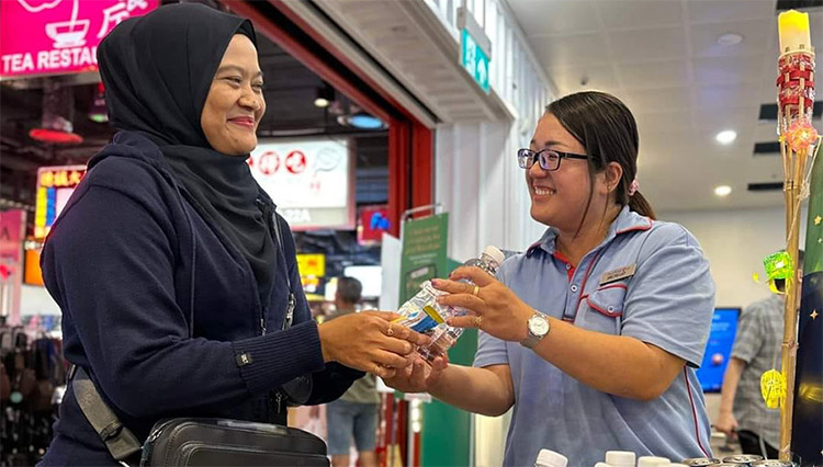 60,000 sets of Iftar snacks and drinks distributed at FairPrice stores islandwide this Ramadan