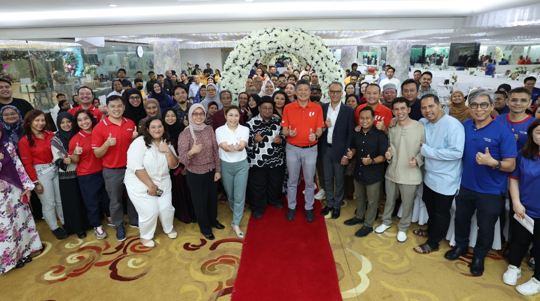 FairPrice Group donates $40,000 to MENDAKI and breaks fast with beneficiaries this Ramadan